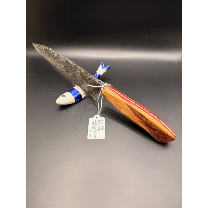 couteau acier XC75 martelé bois de serpent naturel 31 cm