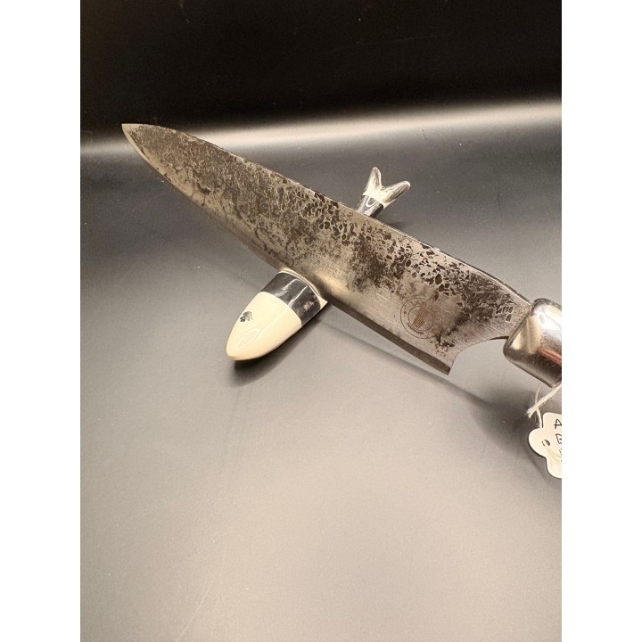 couteau acier XC75 martelé bois issu de fût de chêne résine rouge 37 cm